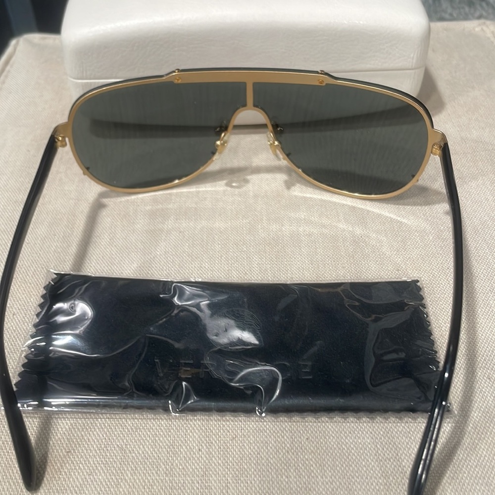 Versace - Picture 4 of 5